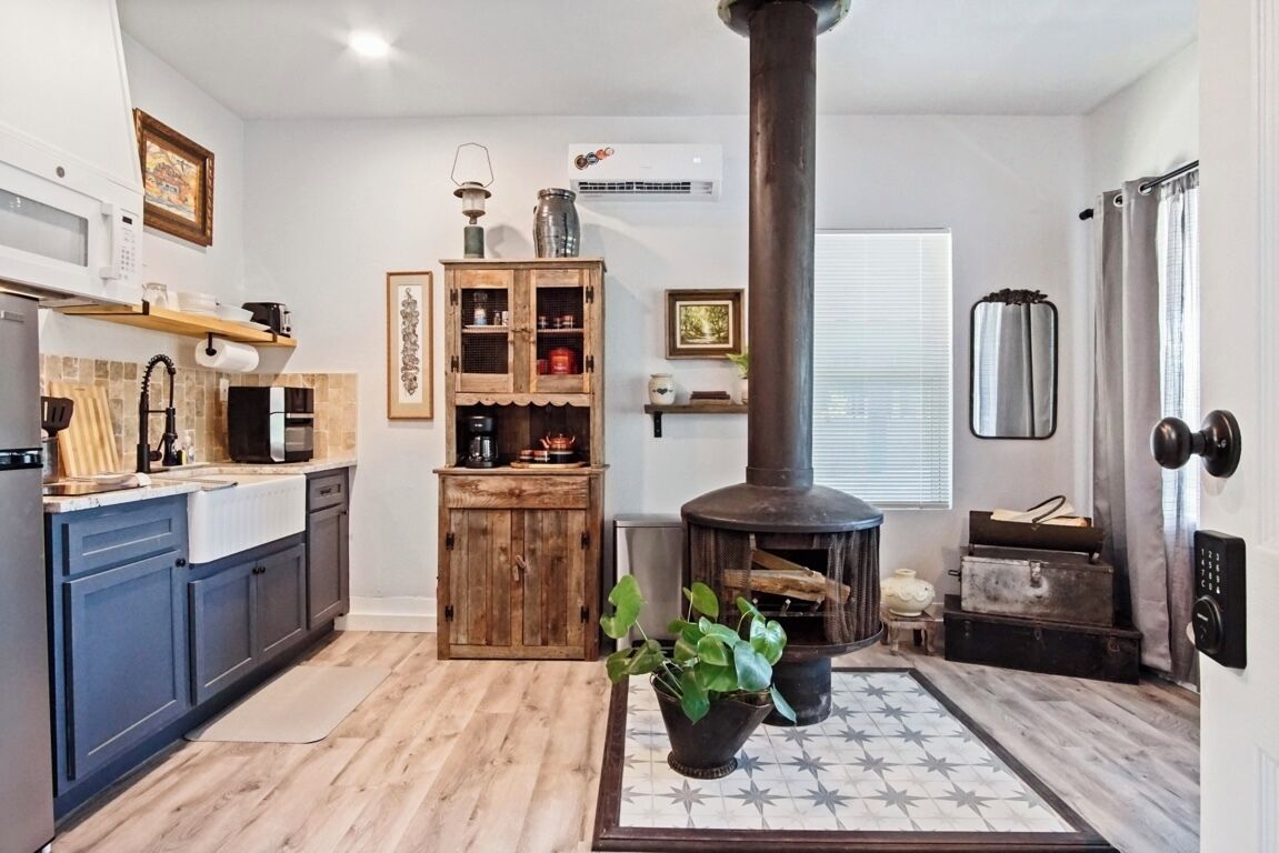 Réfrigérateur, micro-ondes, plaque de cuisson, cafetière/bouilloire