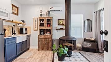 Réfrigérateur, micro-ondes, plaque de cuisson, cafetiÚre/bouilloire