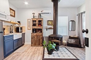 Jääkaappi, mikroaaltouuni, liesi, kahvin-/teenkeitin