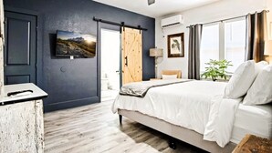 A bedroom with a bed, a ceiling fan, a TV, and a window with curtains. - 1BR near St. Anthony — comfortable base for nurses and medical stays in OKC (Oklahoma City)