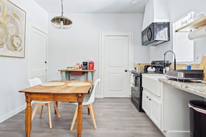Kühlschrank, Mikrowelle, Herdplatte, Wasserkocher mit Kaffee-/Teezubehör