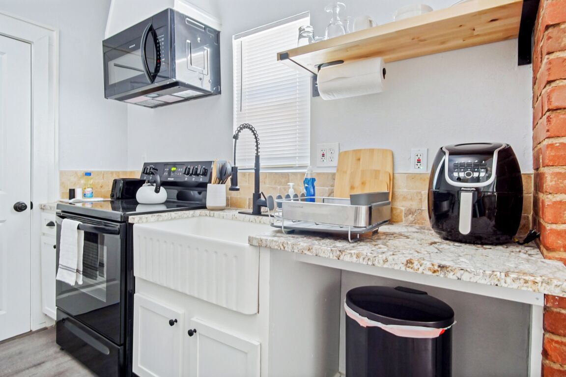 冷蔵庫、電子レンジ、コンロ、コーヒー / ティーメーカー