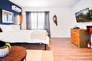 1 bedroom, free WiFi, bed sheets - 1BR Apt | 8min St. Anthony Hospital | Kitchen, Wi-Fi, Free Parking #03D (Oklahoma City)