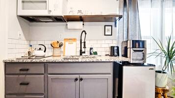 Microondas, cafetera y tetera y tostadora