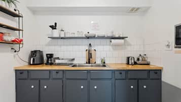 Réfrigérateur, micro-ondes, cafetière/bouilloire, grille-pain