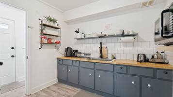 Kühlschrank, Mikrowelle, Wasserkocher mit Kaffee-/Teezubehör, Toaster