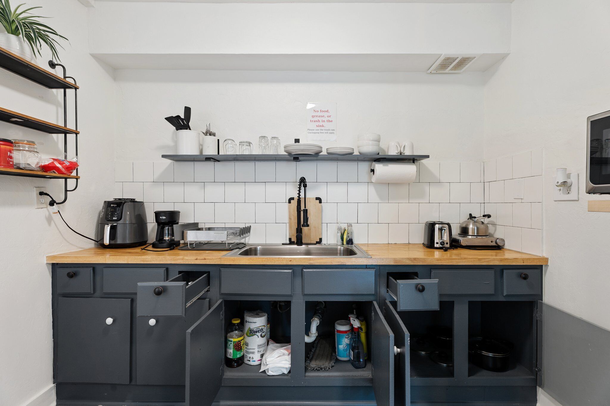 Réfrigérateur, micro-ondes, cafetière/bouilloire, grille-pain