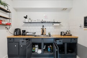 Refrigerador, microondas, cafetera/tetera, tostadora