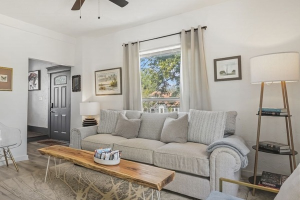 Discover your perfect getaway at this 5BR Retreat! With a full kitchen and Full kitchen for all your needs. Book now for an unforgettable stay!