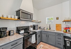 冷蔵庫、電子レンジ、オーブン、コンロ