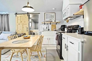 Réfrigérateur, four à micro-ondes, un four, surface de cuisson