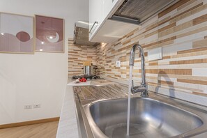 Réfrigérateur, micro-ondes, four, plaque de cuisson