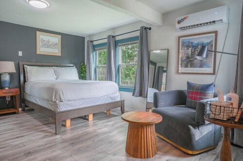 1BR Apt | 8 min to Integris Baptist Medical | Kitchen, Wi-Fi, Free Parking #34B