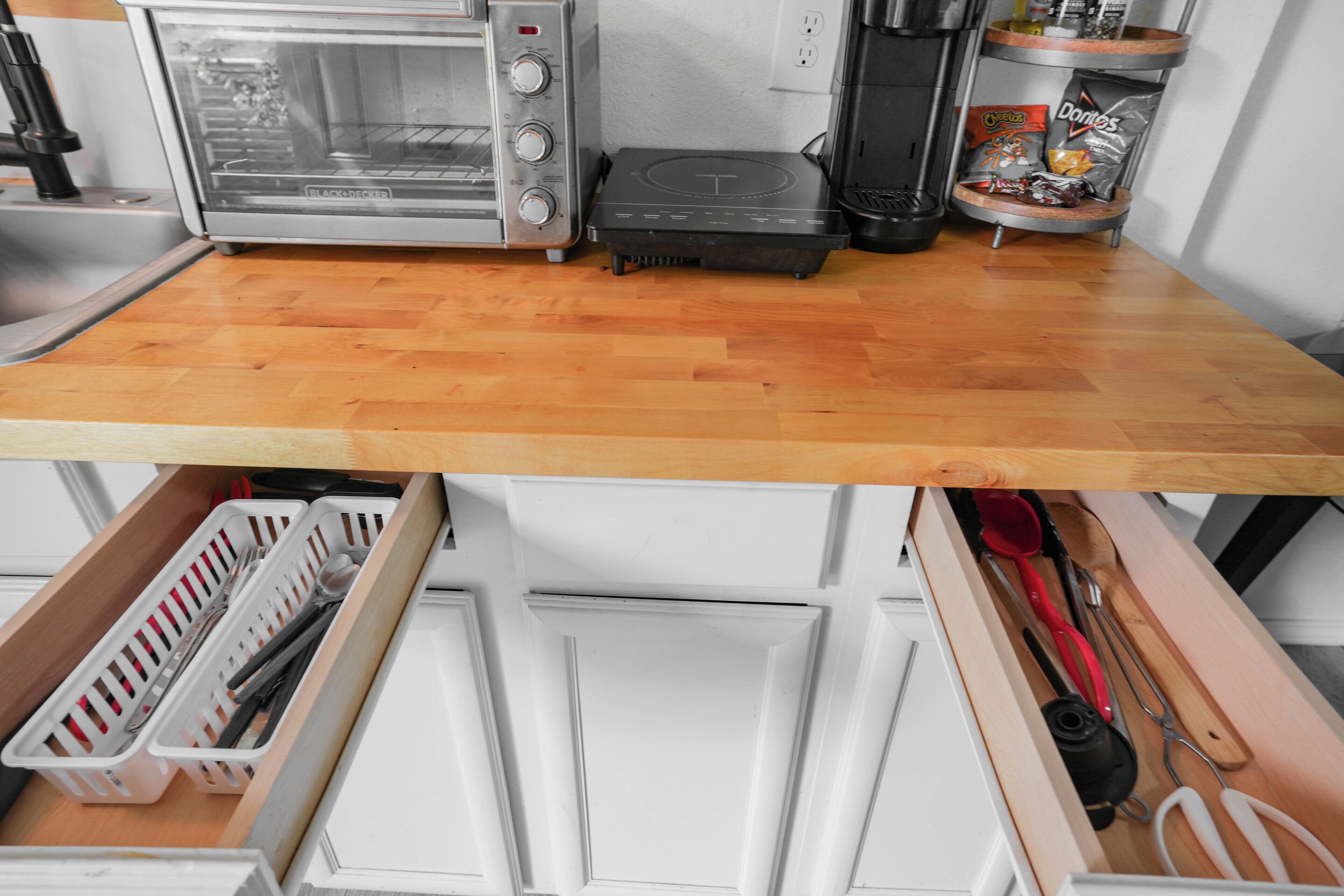 Mikrowelle, Wasserkocher mit Kaffee-/Teezubehör, Toaster