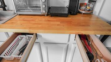 Mikrowelle, Wasserkocher mit Kaffee-/Teezubehör, Toaster