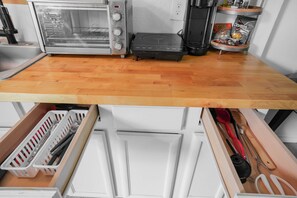 Een magnetron, een koffiezetapparaat/waterkoker, een broodrooster