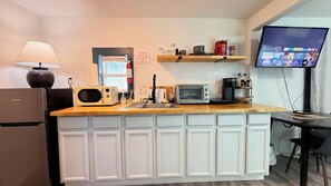 Micro-ondes, cafetiĂšre/bouilloire, grille-pain