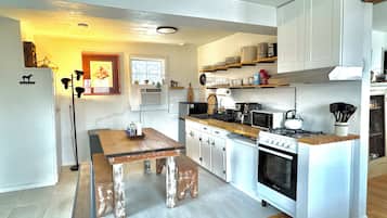 Een koelkast, een magnetron, een oven, een kookplaat