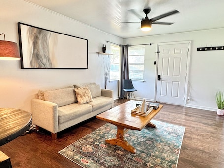 Smart TV, offices. 1BR Apt | 7 min to Integris Baptist Medical | Kitchen, Wi-Fi, Free Parking #37A