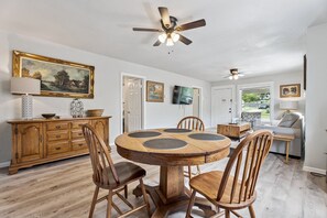 Dining - 3BR | 4 mins SSM St. Anthony | Full kitchen, Wi-Fi, free parking (Oklahoma City)