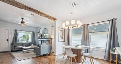2BR Bungalow | Near Plaza & Uptown | Private Yard & In Unit Laundry #09