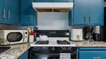 Coffee/tea maker, fridge, microwave, stovetop