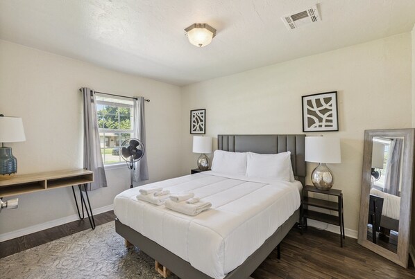 2 makuuhuonetta, silitysrauta/-lauta, ilmainen Wi-Fi, vuodevaatteet