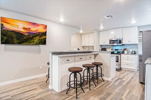 Kjøleskap, mikrobølgeovn, ovn og kokeplater