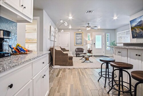 5BR Home | Hot tub, fenced backyard, full kitchen, in-unit laundry | Sleeps 12 #CO