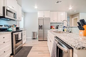 Fridge, microwave, oven, stovetop - 5BR Home w/ Oven + Laundry | 20mins to OKC Safari Lights #CO (Oklahoma)