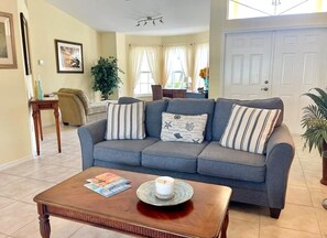 TV connectée, livres, espaces bureaux