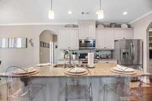 Fridge, microwave, oven, stovetop - Cute Cozy Oasis for Masters Near Augusta National (Evans)