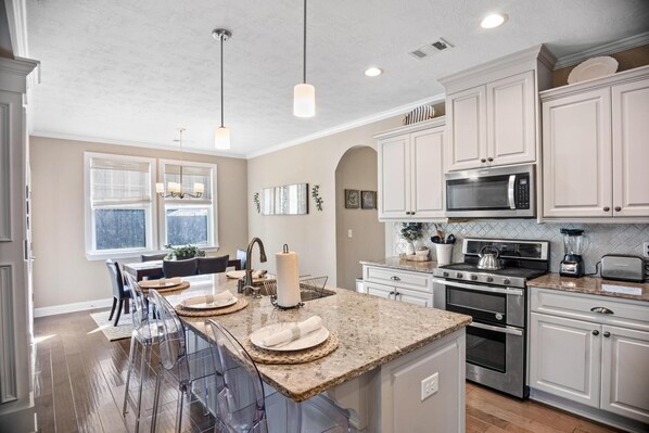 Fridge, microwave, oven, stovetop - Cute Cozy Oasis for Masters Near Augusta National (Evans)