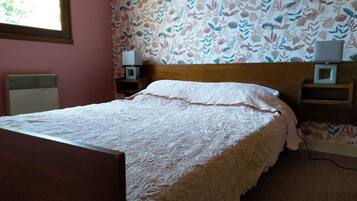 2 chambres, bureau, fer et planche Ă repasser, lit parapluie