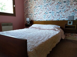 2 bedrooms, desk, iron/ironing board, travel crib