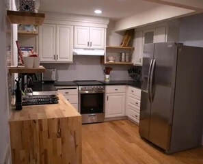 Refrigerador, microondas, horno y parrilla de estufa 