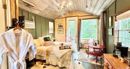 Couple's Cottage located on a private, serene equestrian farm!