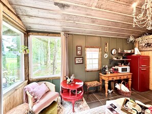 Interior - Couple`s Cottage - Serene Getaway! (Citra)