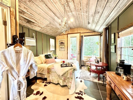 1 bedroom, free WiFi, bed sheets. Couple`s Cottage - Serene Getaway!