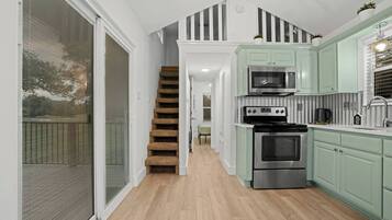 Réfrigérateur, four à micro-ondes, un four, surface de cuisson