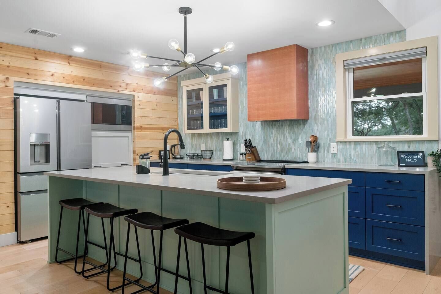 Réfrigérateur, four à micro-ondes, un four, surface de cuisson