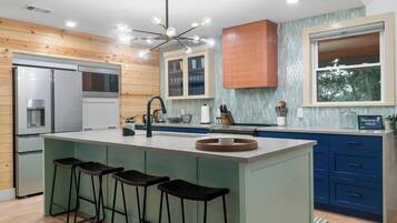 Réfrigérateur, four à micro-ondes, un four, surface de cuisson