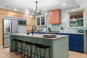 Fridge, microwave, oven, stovetop - Hill Country Haven @ Live Oak (Leander)