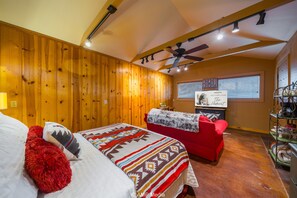 1 bedroom, iron/ironing board, WiFi, bed sheets - The Hideout - A Sayles Ranch Guesthouse (Abilene)