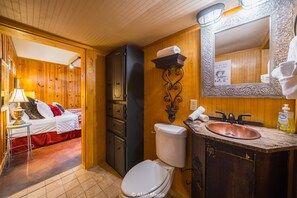 Shower, hair dryer, towels - The Hideout - A Sayles Ranch Guesthouse (Abilene)