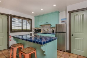 Geladeira, micro-ondas, cooktop, lava-louças