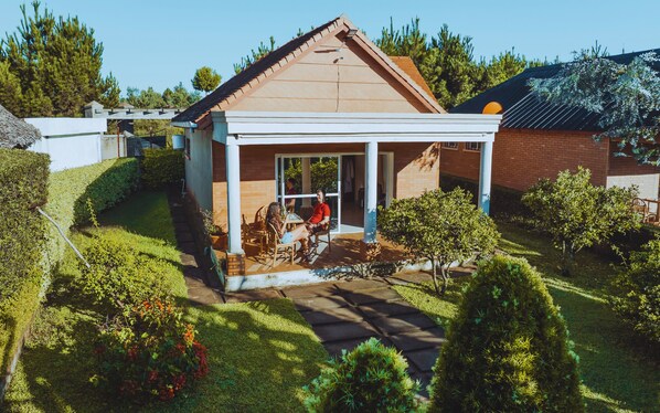 Bungalow Familial, 1 chambre, vue piscine, côté jardin | Terrasse/Patio