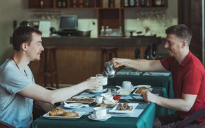 Petit déjeuner continental (7.00 USD par personne)