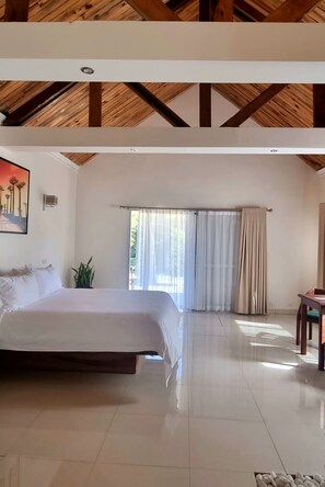 Quarto casal luxo, 1 cama King, vista para o jardim | Roupas de cama premium, camas com colchões pillow-top, frigobar