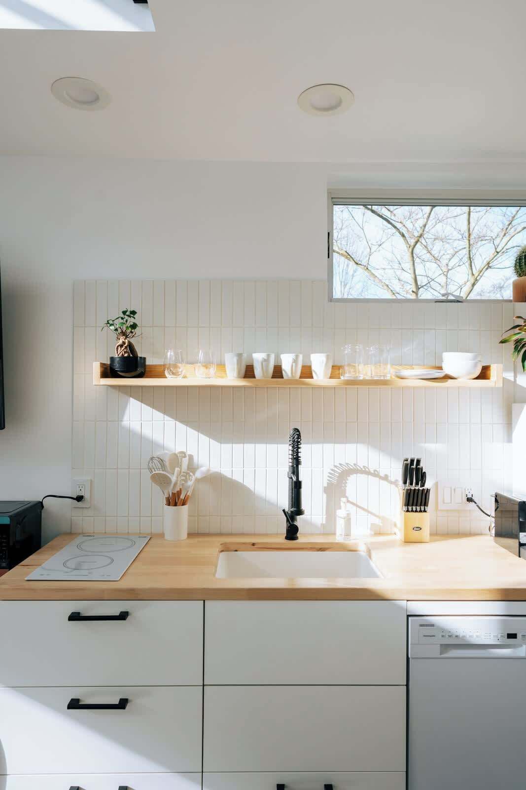 Microwave, stovetop, dishwasher, coffee/tea maker